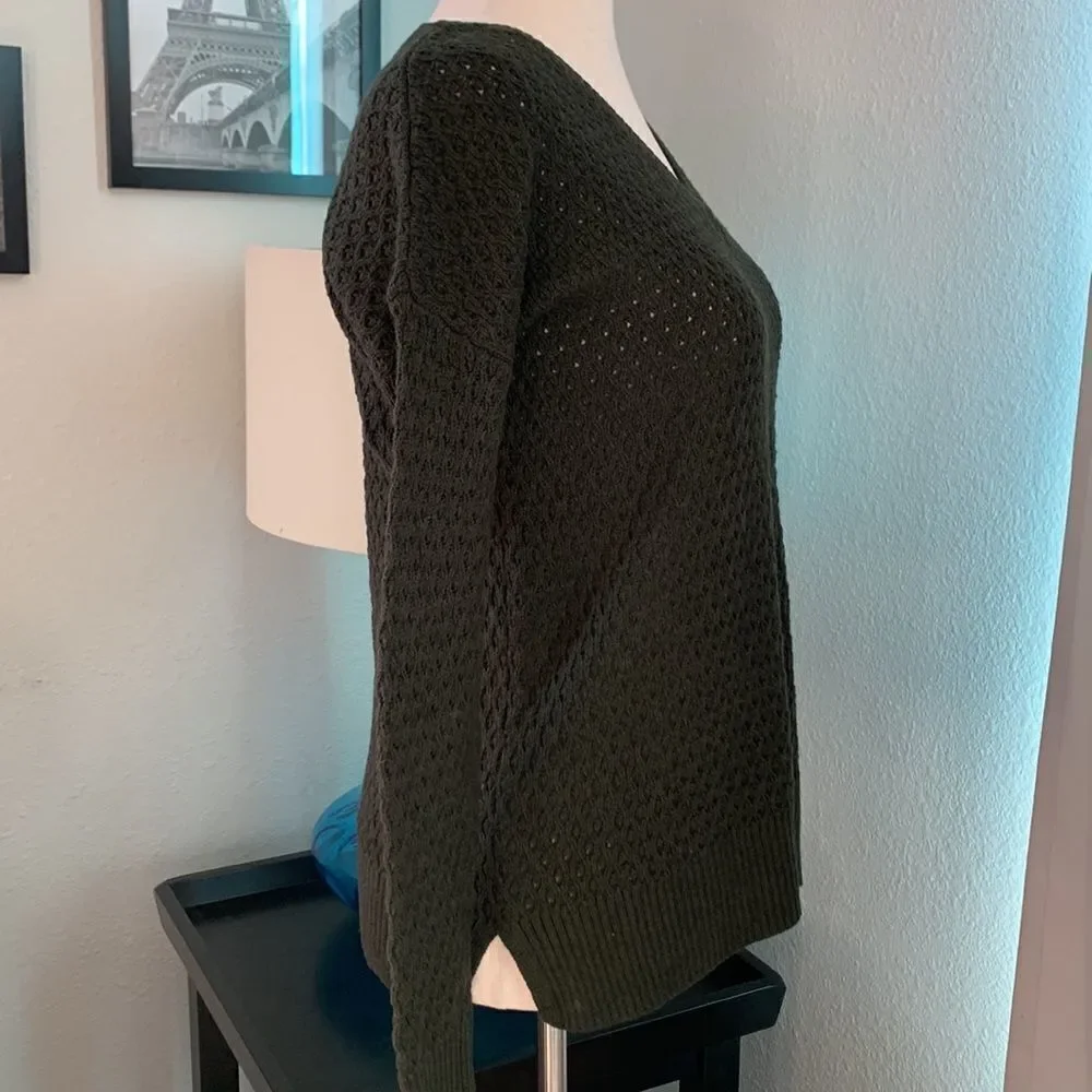 AEO v neck long sleeve knit sweater sz small